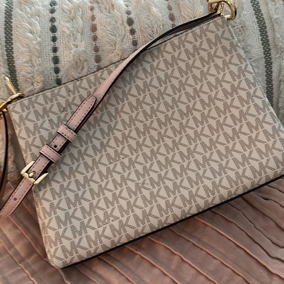 Michael Kors Crossbody EUC Monogram - Picture 2 of 5